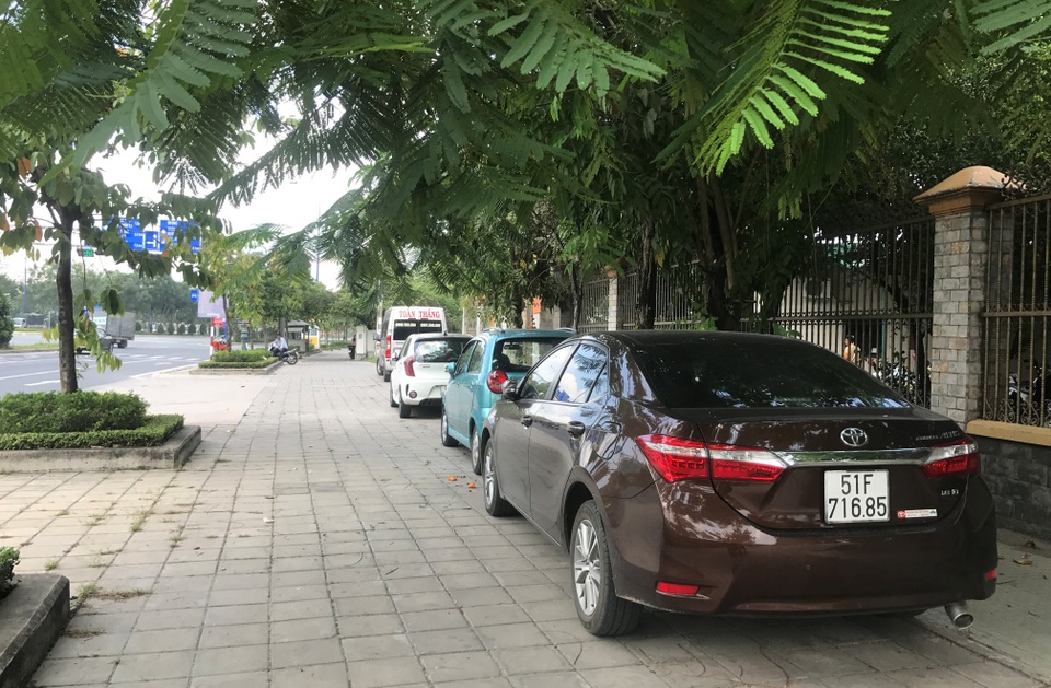 "Choáng" với vỉa hè đại lộ nghìn tỷ! - 4
Hàng loạt ô tô nối đuôi đậu trên vỉa hè trước trụ sở Đội CSGT Cát Lái trưa ngày 12/4.