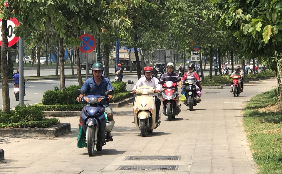 "Choáng" với vỉa hè đại lộ nghìn tỷ! - 3 Xe máy tấp nập chạy ngược chiều trên vỉa hè đại lộ Mai Chí Thọ ngay trước trụ sở Đội CSGT Cát Lái.