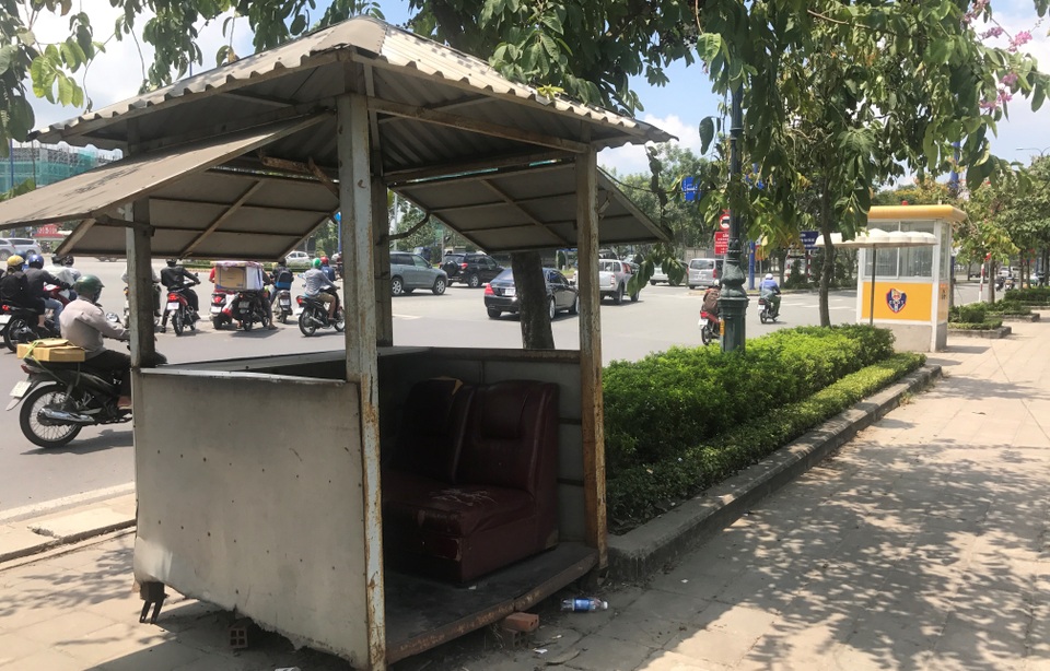 "Choáng" với vỉa hè đại lộ nghìn tỷ! - 6
Dù đã có chốt trực của CSGT (màu vàng), tuy nhiên 1 chốt trực khác gỉ sét, nhếch nhác vẫn tồn tại trên vỉa hè ngay trước Đội CSGT Cát Lái.