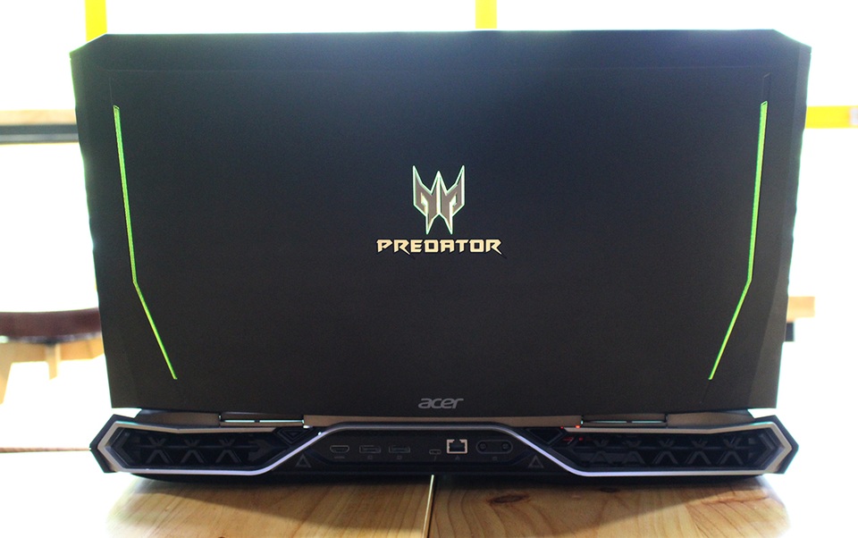 Laptop siêu khủng của Acer về Việt Nam có giá 230 triệu đồng - 4 Bên trong, máy dùng vi xử lý Intel Core i7 Kaby Lake có khả năng ép xung nâng cao hiệu năng. Đi cùng đó RAM lên đến 64GB và có tới 2 Card đồ hoạ NVIDIA GTX 1080. Máy có 4 ổ cứng SDD chạy ở cấu hình RAID và một ổ cứng HDD 2TB.