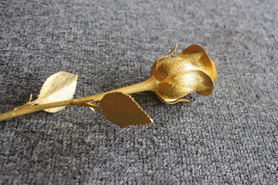 Muôn kiểu dát vàng khoe đẳng cấp của giới nhà giàu Việt - 5 Cận cảnh bông hồng đúc vàng nguyên khối giá 200 triệu. (Ảnh: Hà Trang)