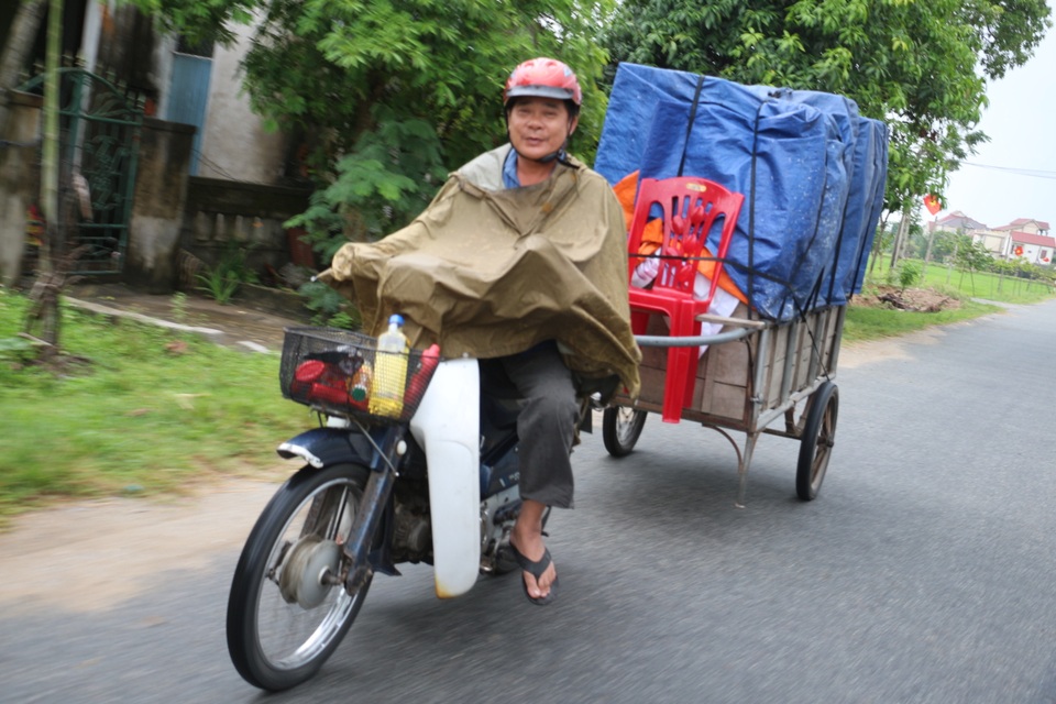 Người dân di chuyển tài sản về nơi an toàn