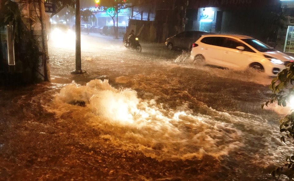 Đường sắt Nam Bắc tê liệt vì mưa cực lớn ở phía Đông Sài Gòn - 3 Nước cuồn cuộn chảy xối xả trên đường phố trong cơn mưa khủng khiếp.