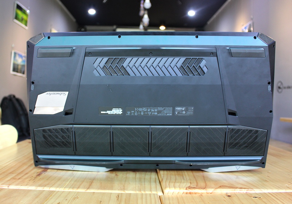 Laptop siêu khủng của Acer về Việt Nam có giá 230 triệu đồng - 5 Một điểm độc đáo của Acer Predator 21X đó là 5 quạt tản nhiệt, trong đó 3 quạt cánh mỏng AeroBlade cùng hệ thống 9 ống dẫn nhiệt. Đảm bảo giúp làm mát thiết bị và tạo ra hiệu suất xử lý tốt hơn.