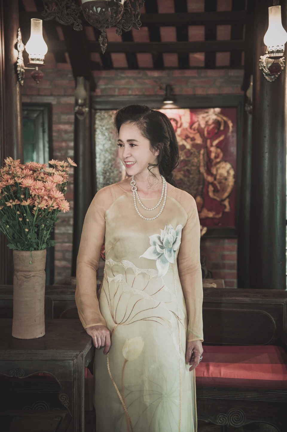 NSND Lan Hương hãnh diện khi mặc áo dài cổ - 2