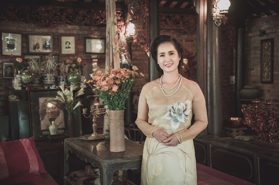 NSND Lan Hương hãnh diện khi mặc áo dài cổ - 1