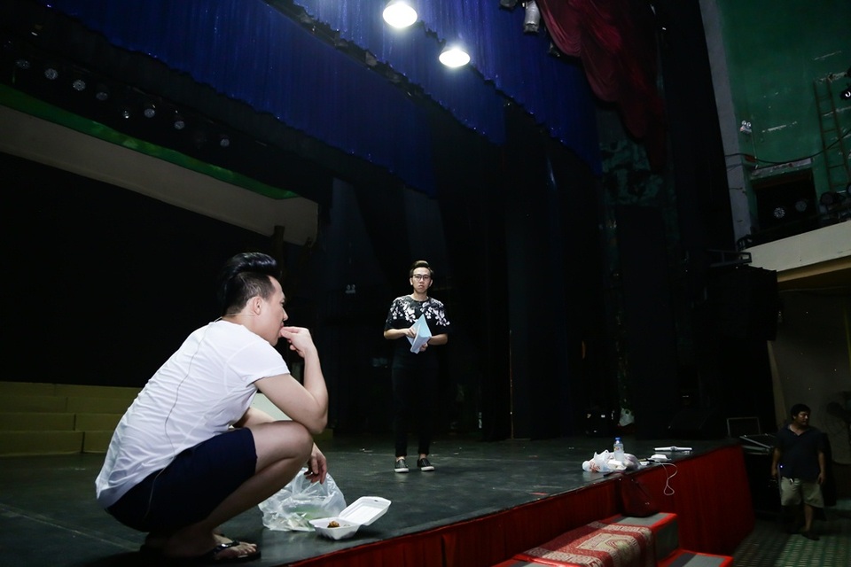 Trấn Thành "quá tải" - ăn vội, ngủ gục tập kịch lúc nửa đêm - 3 Anh tranh thủ ăn vội trước khi đến phân cảnh của mình.