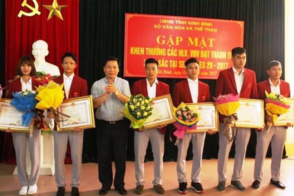 Ông Tống Quang Thìn - Phó Chủ tịch UBND tỉnh Ninh Bình tặng Bằng khen và tiền thưởng cho các VĐV của tỉnh đạt thành tích cao tại Seagame 29.