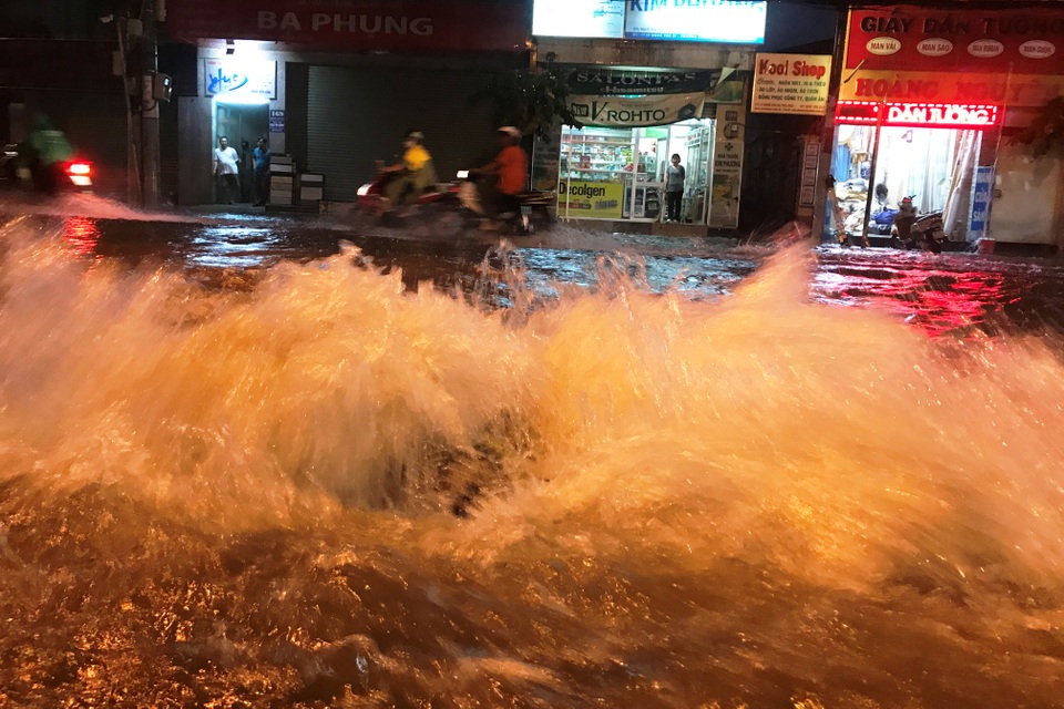 Đường sắt Nam Bắc tê liệt vì mưa cực lớn ở phía Đông Sài Gòn - 6 Nước mưa tuôn xối xả trên đuờng Đặng Văn Bi, phường Bình Thọ, quận Thủ Đức.