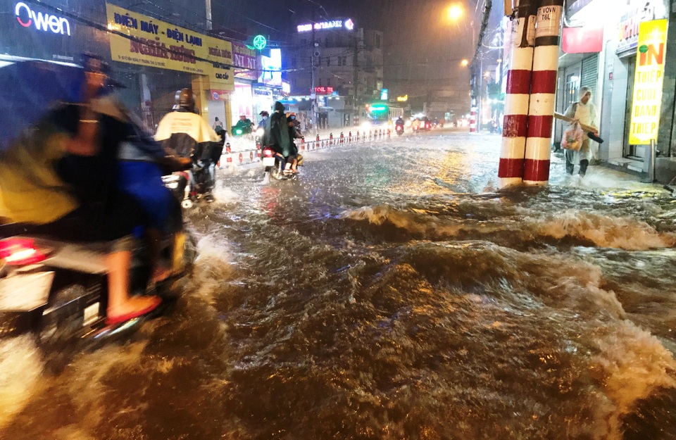 Đường sắt Nam Bắc tê liệt vì mưa cực lớn ở phía Đông Sài Gòn - 7 Hàng loạt tuyến đường ở phía Đông TPHCM lênh láng nước.