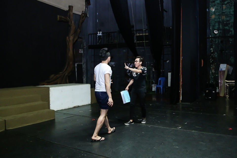 Trấn Thành "quá tải" - ăn vội, ngủ gục tập kịch lúc nửa đêm - 1 Trấn Thành "quá tải" - ăn vội, ngủ gục tập kịch lúc nửa đêm - 1