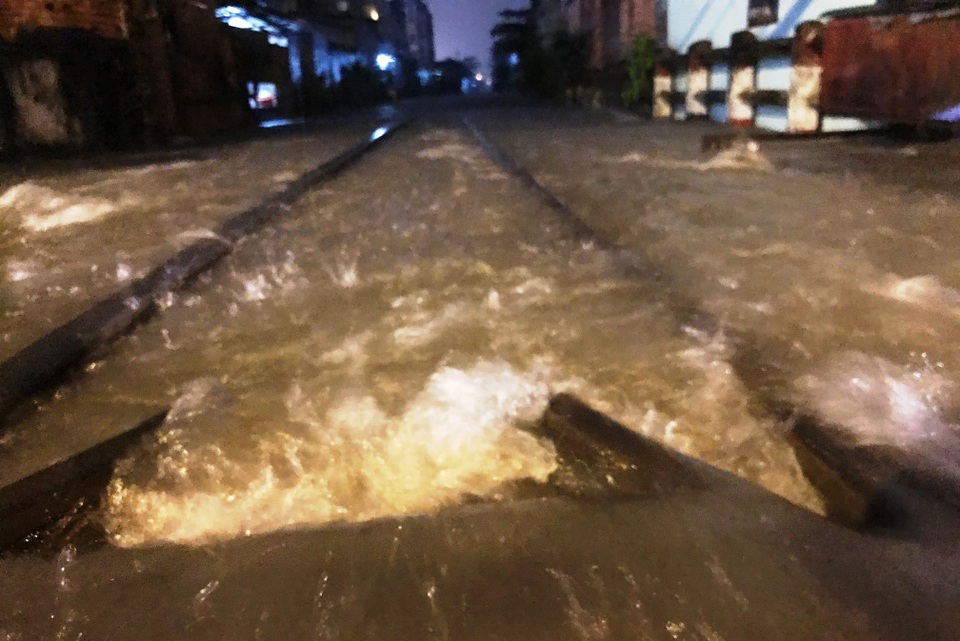 Đường sắt Nam Bắc tê liệt vì mưa cực lớn ở phía Đông Sài Gòn - 11 Đường sắt đoạn từ ga Bình Triệu đến ga Sóng Thần bị ngập rất nặng gây ảnh hưởng đến việc chạy tàu của ngành đường sắt.
