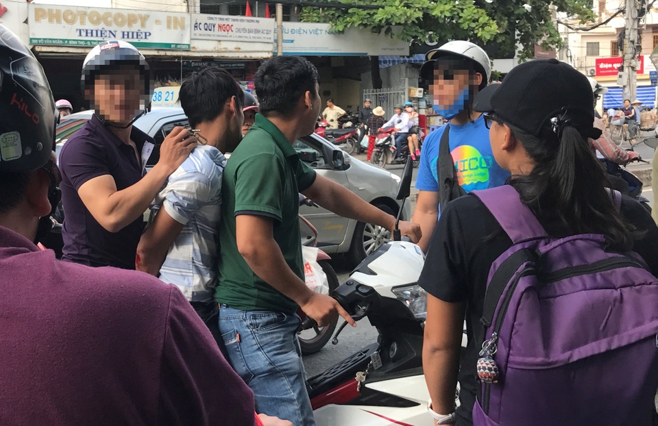 Tài xế xe buýt cùng người dân tóm gọn nghi can móc túi của sinh viên - 2
Cảnh sát hình sự kịp thời có mặt đưa đối tượng cùng tang vật về trụ sở Công an.