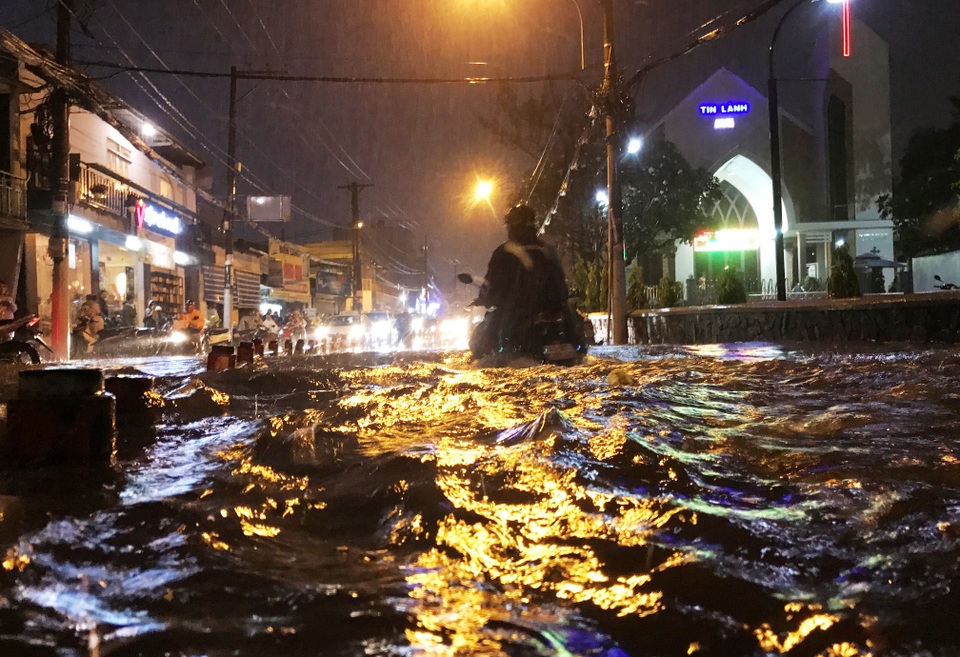 Đường sắt Nam Bắc tê liệt vì mưa cực lớn ở phía Đông Sài Gòn - 2 Cơn mưa như trút nước kéo dài từ chiều đến tối 19/9 khiến hàng loạt tuyến đường ở TPHCM ngập nặng.