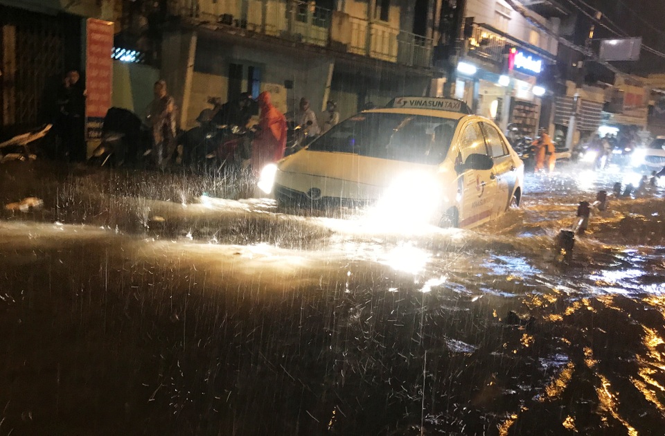 Đường sắt Nam Bắc tê liệt vì mưa cực lớn ở phía Đông Sài Gòn - 10 Đường sắt Nam Bắc tê liệt vì mưa cực lớn ở phía Đông Sài Gòn - 10