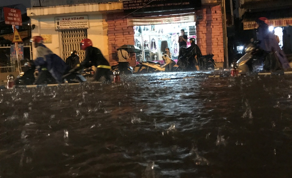 Đường sắt Nam Bắc tê liệt vì mưa cực lớn ở phía Đông Sài Gòn - 9 Người dân khốn đốn lội nước ngập trong khi mưa vẫn không dứt.