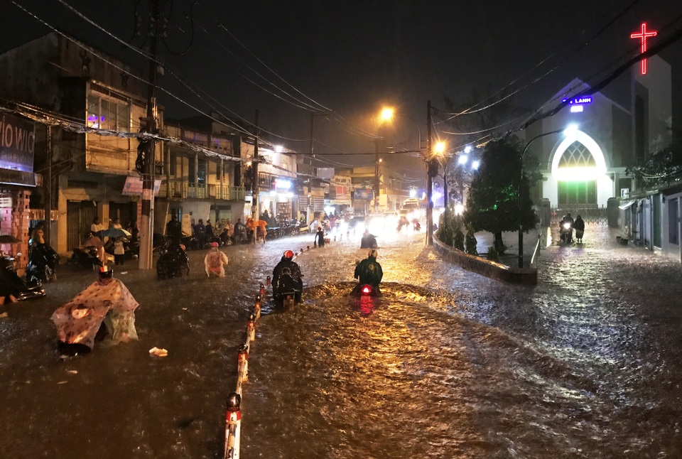 Đường sắt Nam Bắc tê liệt vì mưa cực lớn ở phía Đông Sài Gòn - 13 Cảnh ngập kinh hoàng trong và sau cơn mưa chiều đến tối 19/9 ở khu vực phía Đông thành phố.