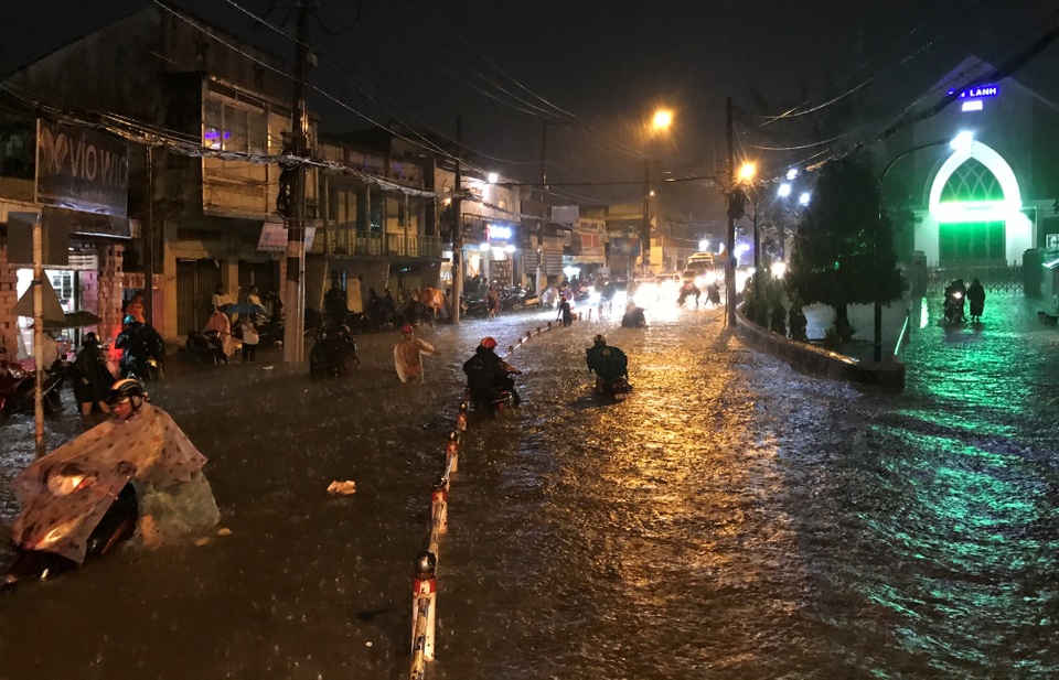 Đường sắt Nam Bắc tê liệt vì mưa cực lớn ở phía Đông Sài Gòn - 4 Tuyến đường Tô Ngọc Vân, quận Thủ Đức ngập sâu gần 1m khiến xe cộ chết máy la liệt.