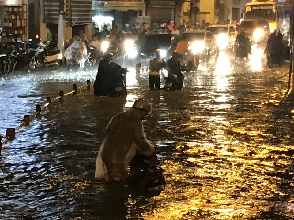 Đường sắt Nam Bắc tê liệt vì mưa cực lớn ở phía Đông Sài Gòn - 14 Đường sắt Nam Bắc tê liệt vì mưa cực lớn ở phía Đông Sài Gòn - 14