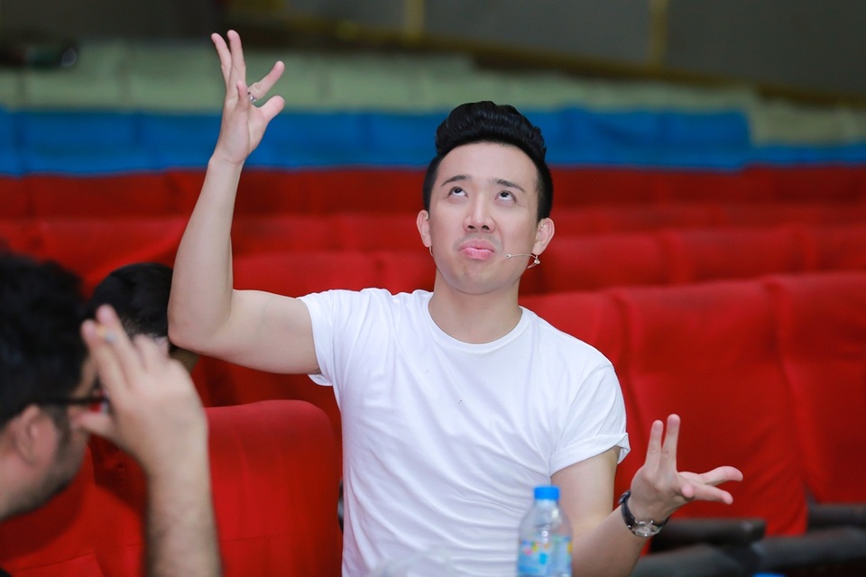 Trấn Thành "quá tải" - ăn vội, ngủ gục tập kịch lúc nửa đêm - 8 Những biểu cảm đáng yêu và hài hước của Trấn Thành