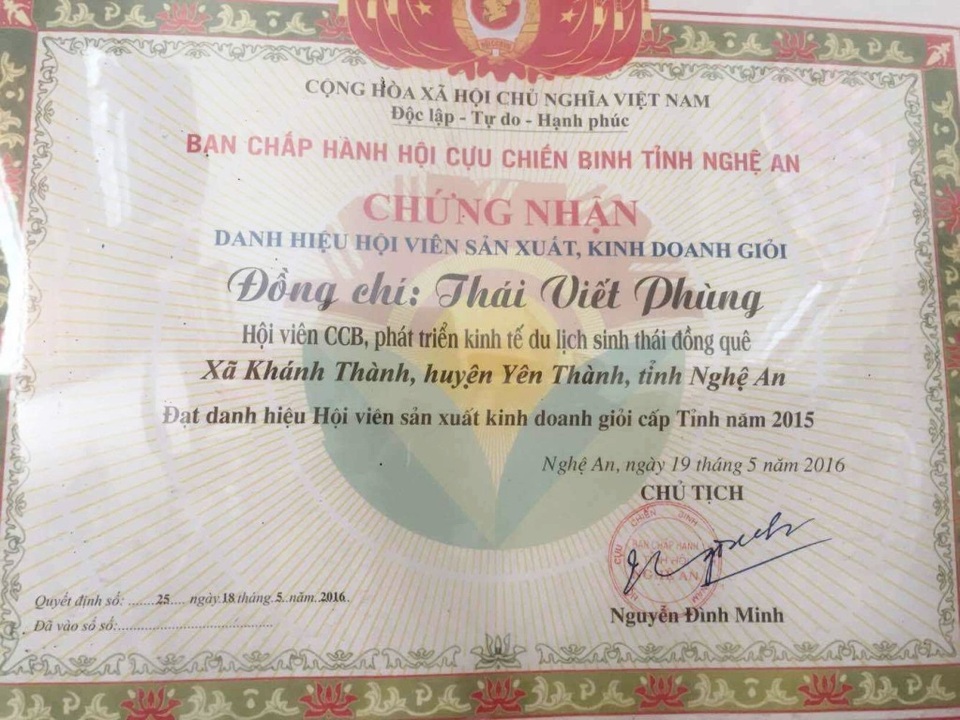 Cựu binh quê lúa làm giàu từ hai bàn tay trắng - 7 Ông Hùng được Chủ tịch UBND tỉnh Nghệ An tặng Bằng khen xuất sắc trong phong trào “Nông dân thi đua SXKD giỏi đoàn kết giúp nhau xóa đói, giảm nghèo và làm giàu bền vững” trong giai đoạn 2012-2014; các Bằng khen trong phong trào thi đua yêu nước khác…