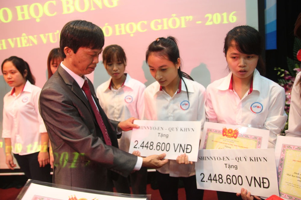 Trao 15 suất học bổng Shinnyo-en đến sinh viên Trường ĐH Tài chính - Quản trị Kinh doanh - 1
TS Nguyễn Trọng Nghĩa, Phó Hiệu trưởng ĐH Tài chính - Quản trị Kinh doanh trao học bổng Shinnyo-en Nhật Bản đến các em sinh viên