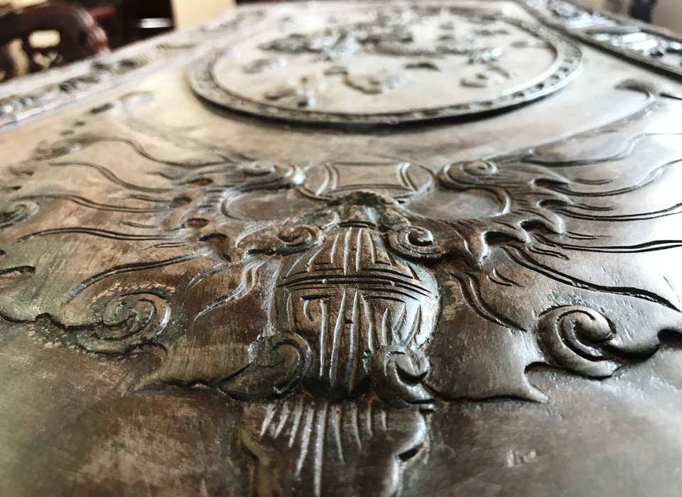 Ngắm hai bộ bàn ghế “long, lân, quy, phụng” giá gần 10 tỷ đồng - 11 Ngắm hai bộ bàn ghế “long, lân, quy, phụng” giá gần 10 tỷ đồng - 11