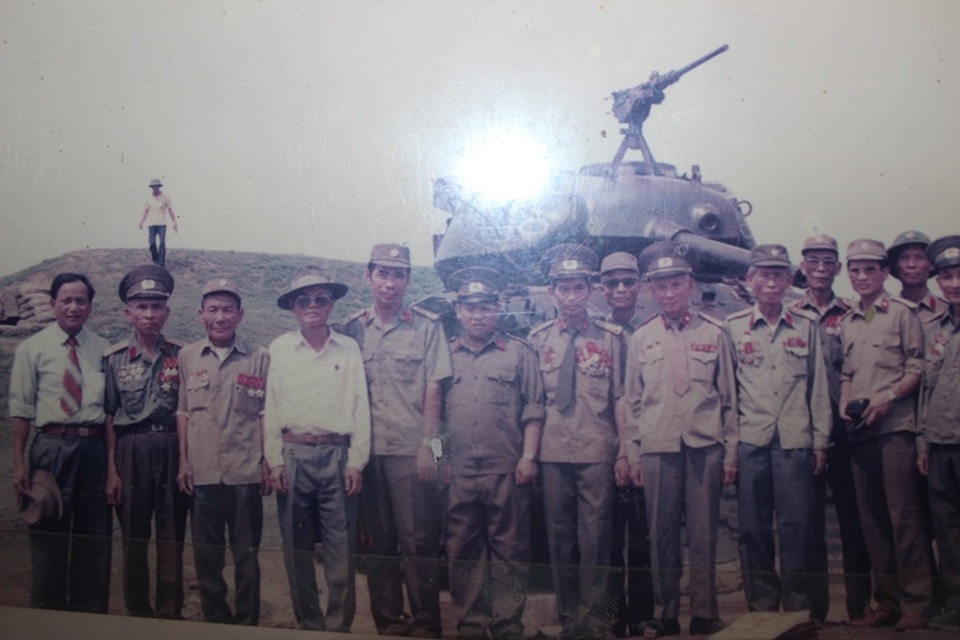 Người lính được báo tử tại chiến dịch Điện Biên Phủ và cuộc trở về bất ngờ - 2 Ông Ngô sỹ Mậu (áo trắng) trong lần cùng đồng đội thăm lại chiến trường xưa