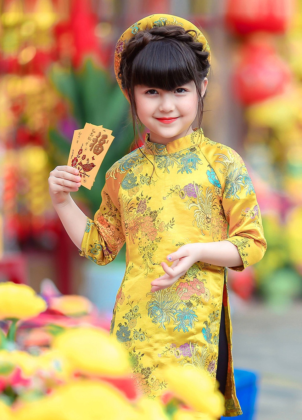 Cô bé có sở thích là vẽ, chơi búp bê, được chụp ảnh và ca hát, nhảy múa...