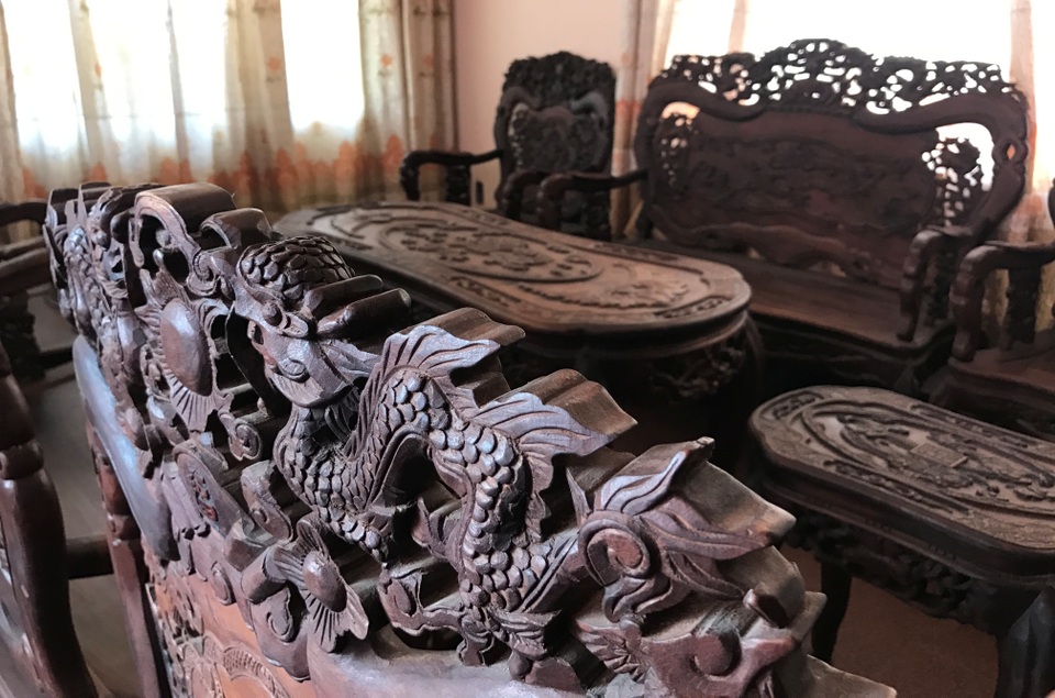 Ngắm hai bộ bàn ghế “long, lân, quy, phụng” giá gần 10 tỷ đồng - 4 Ngắm hai bộ bàn ghế “long, lân, quy, phụng” giá gần 10 tỷ đồng - 4