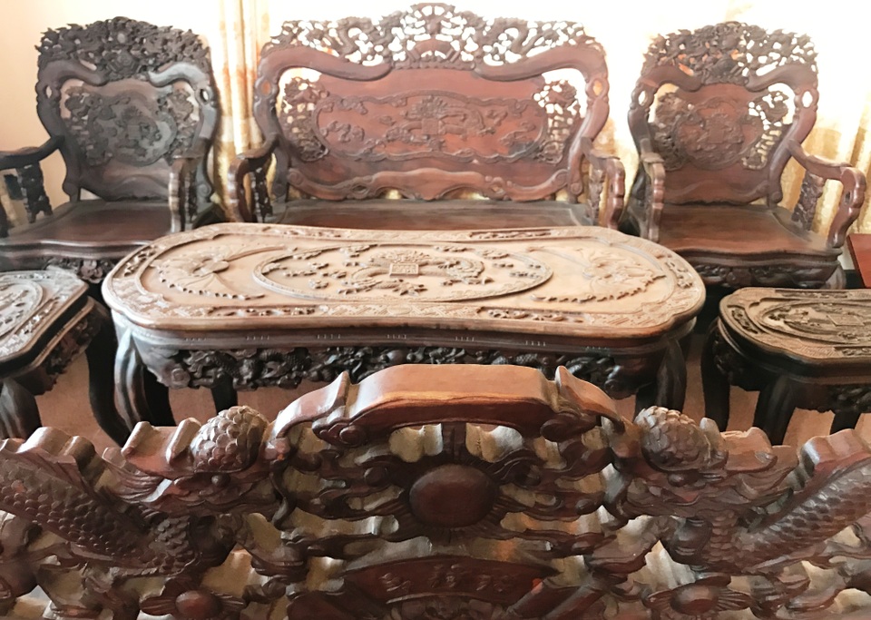 Ngắm hai bộ bàn ghế “long, lân, quy, phụng” giá gần 10 tỷ đồng - 3 Những món đồ gỗ được chạm trổ hết sức tinh vi