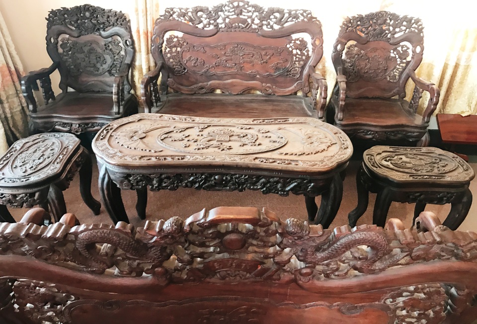 Ngắm hai bộ bàn ghế “long, lân, quy, phụng” giá gần 10 tỷ đồng - 10
Theo người sở hữu thì đã có nhiều người muốn mua với giá 8 tỷ đồng nhưng người này chưa bán.