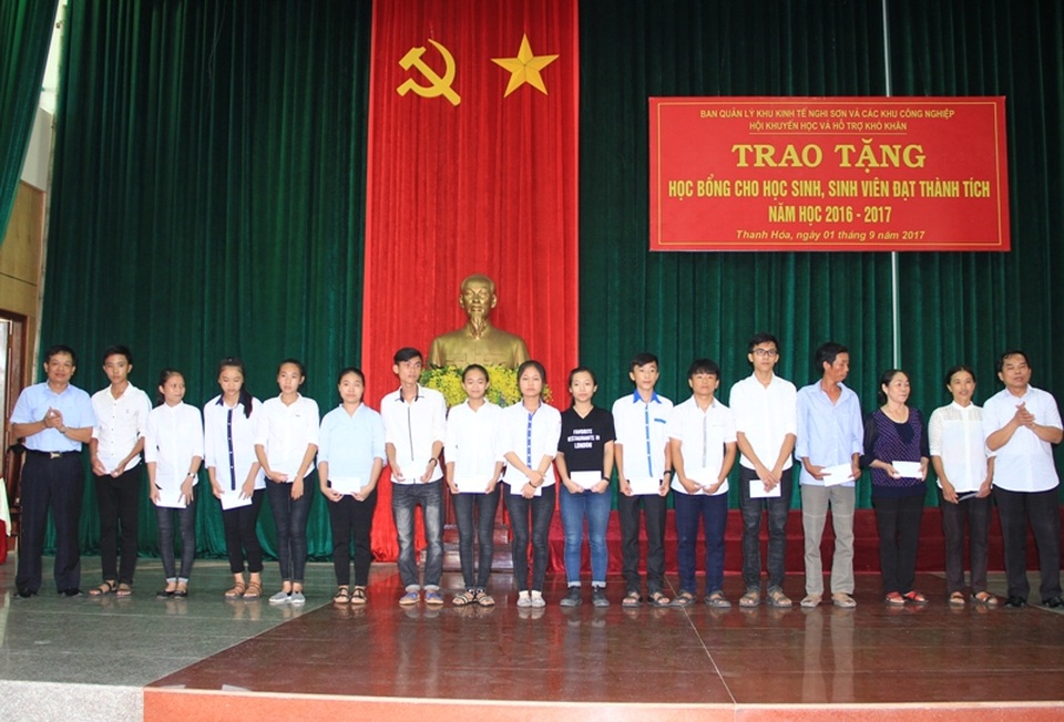 Thanh Hóa: Trao hơn 200 triệu đồng học bổng cho học sinh, sinh viên - 1 Quỹ Khuyến học và hỗ trợ khó khăn của Ban Quản lý Khu kinh tế Nghi Sơn và Các khu công nghiệp tỉnh Thanh Hóa trao học bổng tới 218 học sinh, sinh viên có thành tích tốt trong học tập