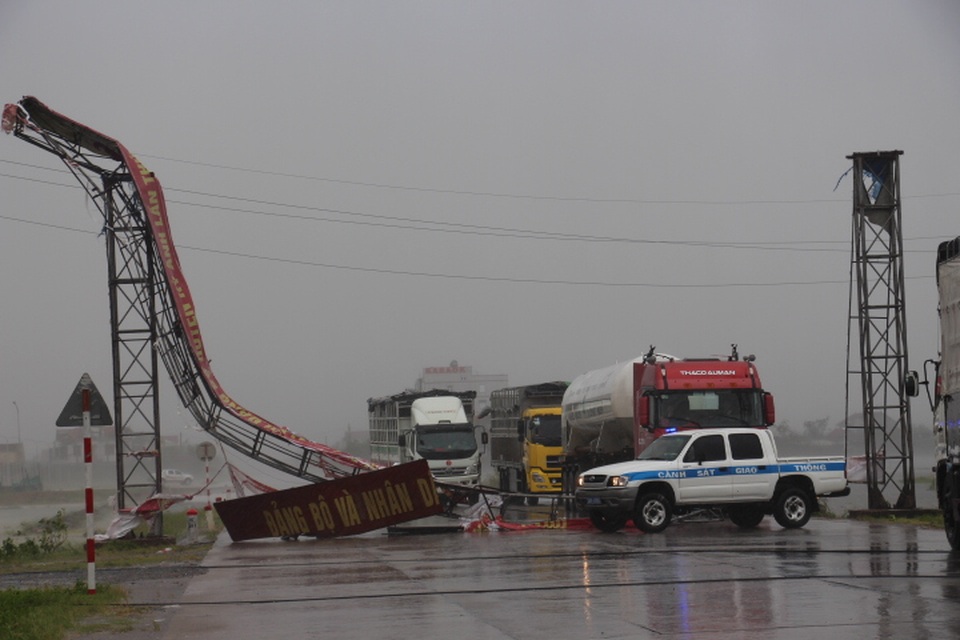 Cổng chào trên quốc lộ 1A đoạn qua thị xã Kỳ Anh bị sập