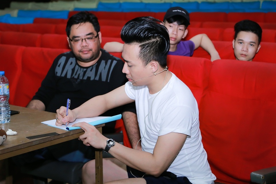 Trấn Thành "quá tải" - ăn vội, ngủ gục tập kịch lúc nửa đêm - 6 Bắt tay vào công việc, anh trao đổi kịch bản, tập luyện nghiêm túc.