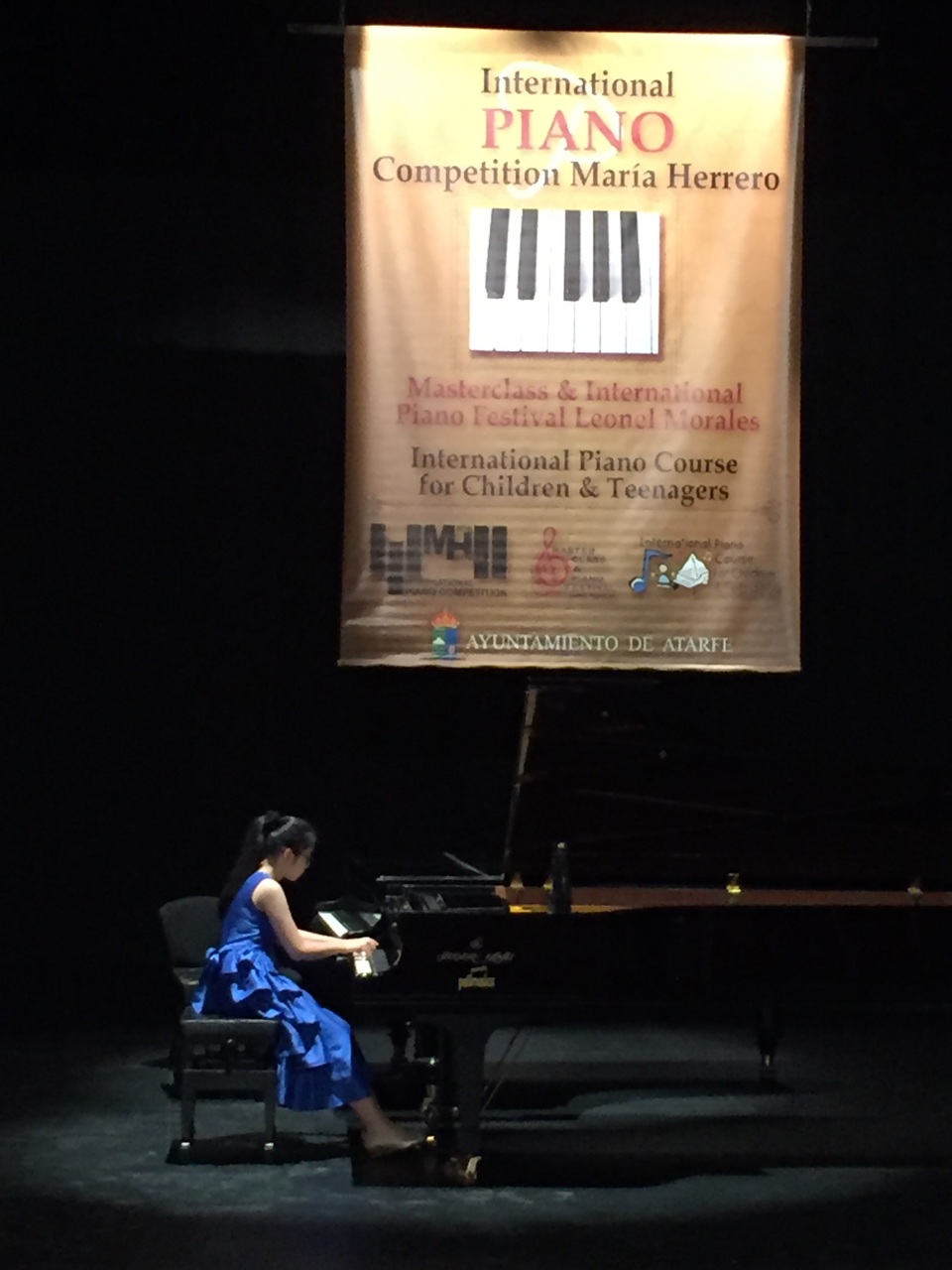 Nữ sinh 14 tuổi Việt Nam đoạt giải nhất tại cuộc thi piano quốc tế Marria Herrero - 1
Bạch Anh biểu diễn tại cuộc thi piano quốc tế Maria Herrero (Granada, Tây Ban Nha)