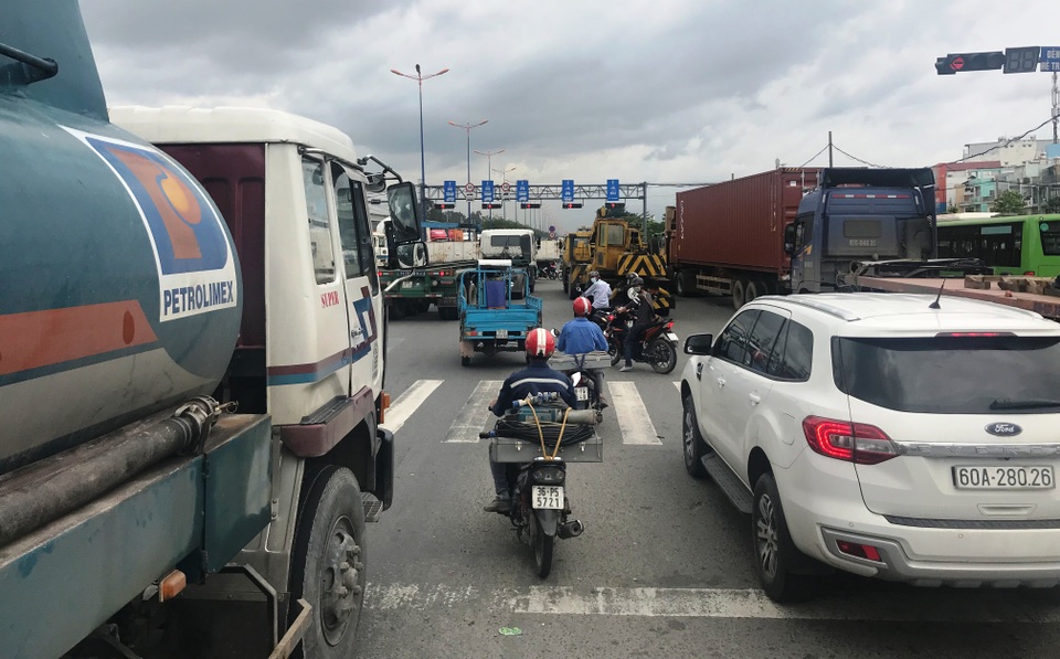 Cửa ngõ TPHCM ùn tắc nghiêm trọng chiều cuối tuần - 4 Nhiều tài xế tranh nhau vượt qua đèn tín hiệu ở ngã tư RMK khiến giao thông càng thêm phức tạp.