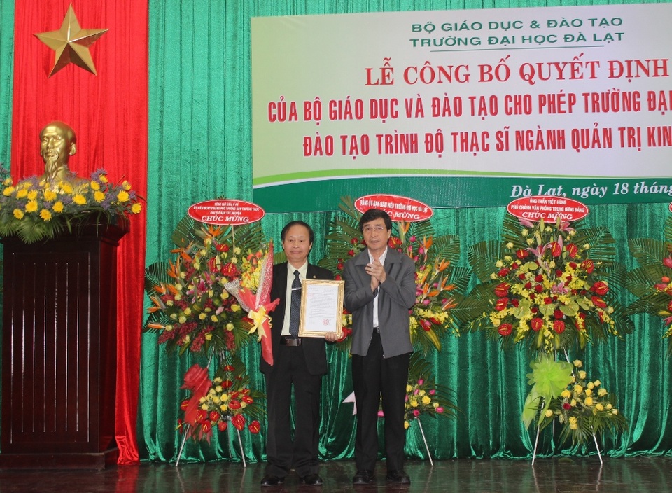 Trường ĐH Đà Lạt được đào tạo Thạc sỹ ngành Quản trị kinh doanh - 1 Ông Trần Việt Hùng (bên phải), Phó Chánh Văn phòng Trung ương Đảng trao quyết định cho Trường ĐH Đà Lạt