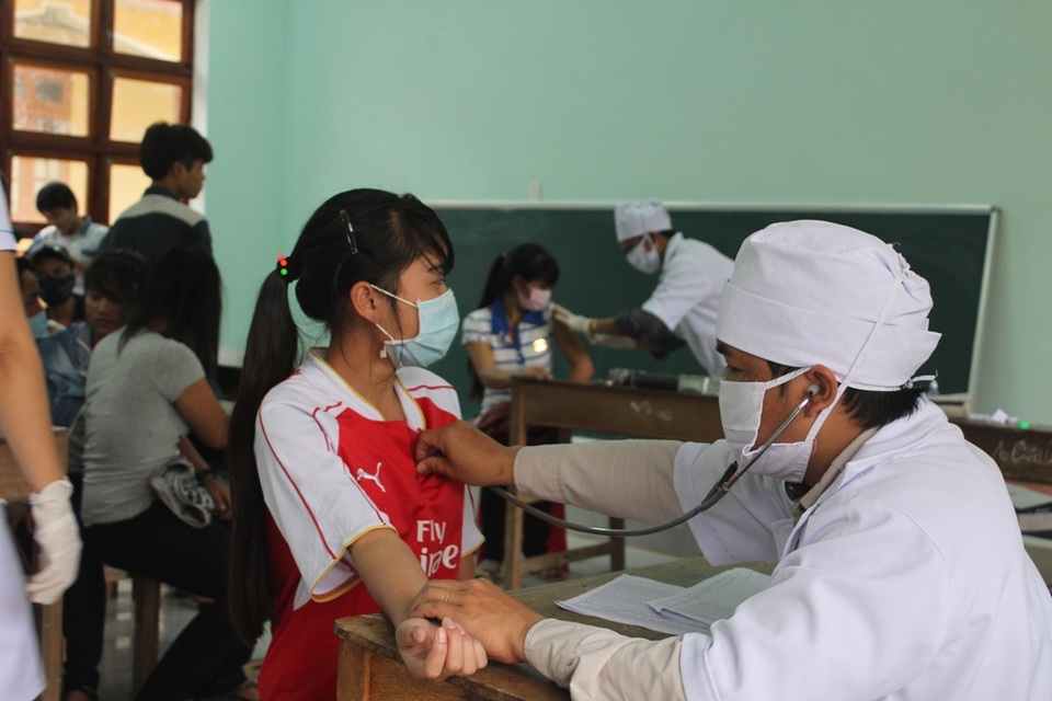Bác sĩ tiêm phòng cho học sinh của trường trong ngày 17/1