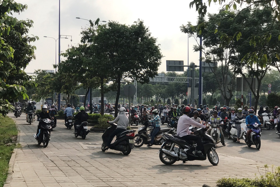 Xe cộ tấp nập chạy trên vỉa hè gần trụ sở cảnh sát giao thông - 1 Xe cộ tấp nập chạy trên vỉa hè gần trụ sở cảnh sát giao thông - 1
