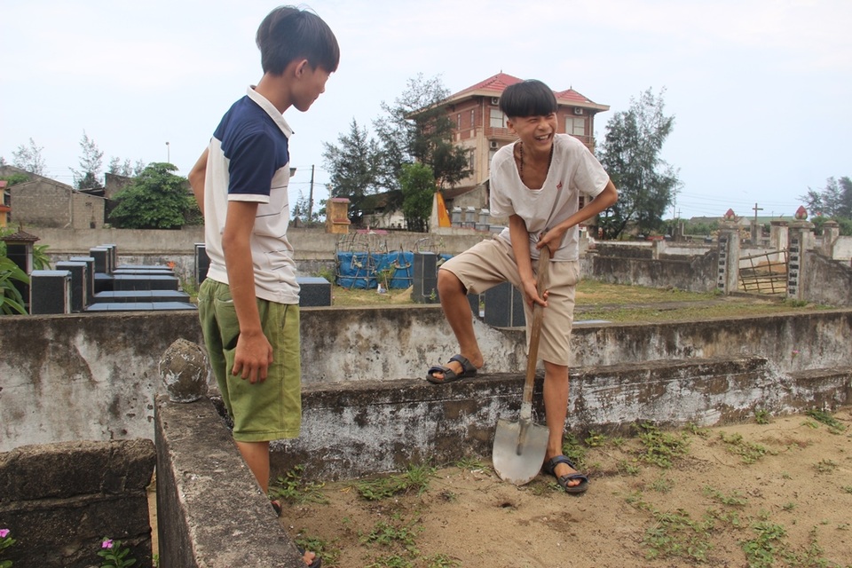 Theo chân thợ nhí săn “rồng" trên đất cát - 2 Để săn nhông, lũ trẻ thường tìm đến các khu nghĩa trang gần các bờ biển...