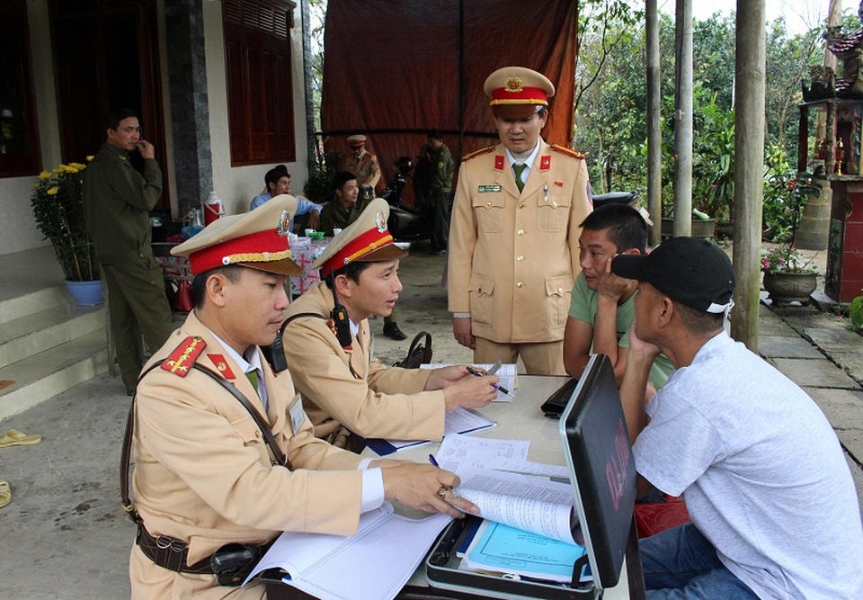 Một ngày xử lý 72 xe khách vi phạm - 3 Trong ngày đầu tiên ra quân, lực lượng CSGT đã lập biên bản xử phạt 106 trường hợp, trong đó có 72 xe khách