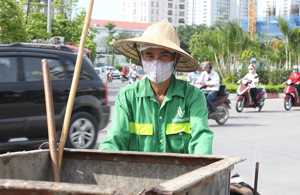 Người Hà Nội "săn" bóng râm trốn nắng nóng - 7 Người Hà Nội "săn" bóng râm trốn nắng nóng - 7