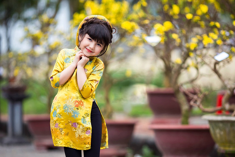 Bé gái mang hai dòng máu Việt - Đức cực kỳ đáng yêu với áo dài - 12