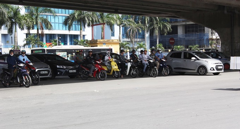 Người Hà Nội "săn" bóng râm trốn nắng nóng - 3 Người Hà Nội "săn" bóng râm trốn nắng nóng - 3
