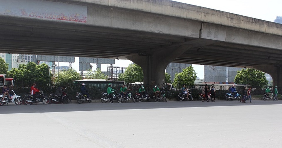 Người Hà Nội "săn" bóng râm trốn nắng nóng - 4
Ranh giới.