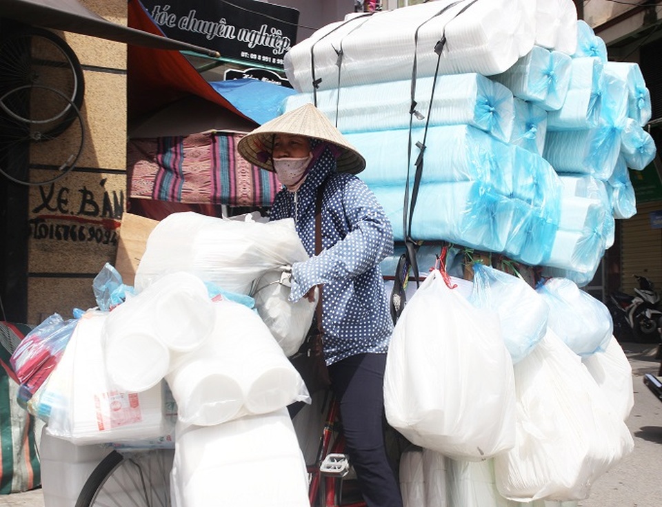 Người Hà Nội "săn" bóng râm trốn nắng nóng - 9
Nắng nóng khiến người lao động ngoài trời rất vất vả.