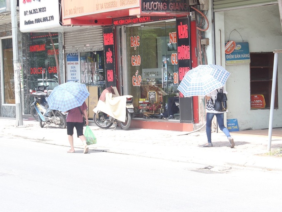 Người Hà Nội "săn" bóng râm trốn nắng nóng - 6 Người Hà Nội "săn" bóng râm trốn nắng nóng - 6