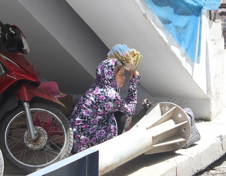 Người Hà Nội "săn" bóng râm trốn nắng nóng - 10
Một góc bóng râm quý giá.