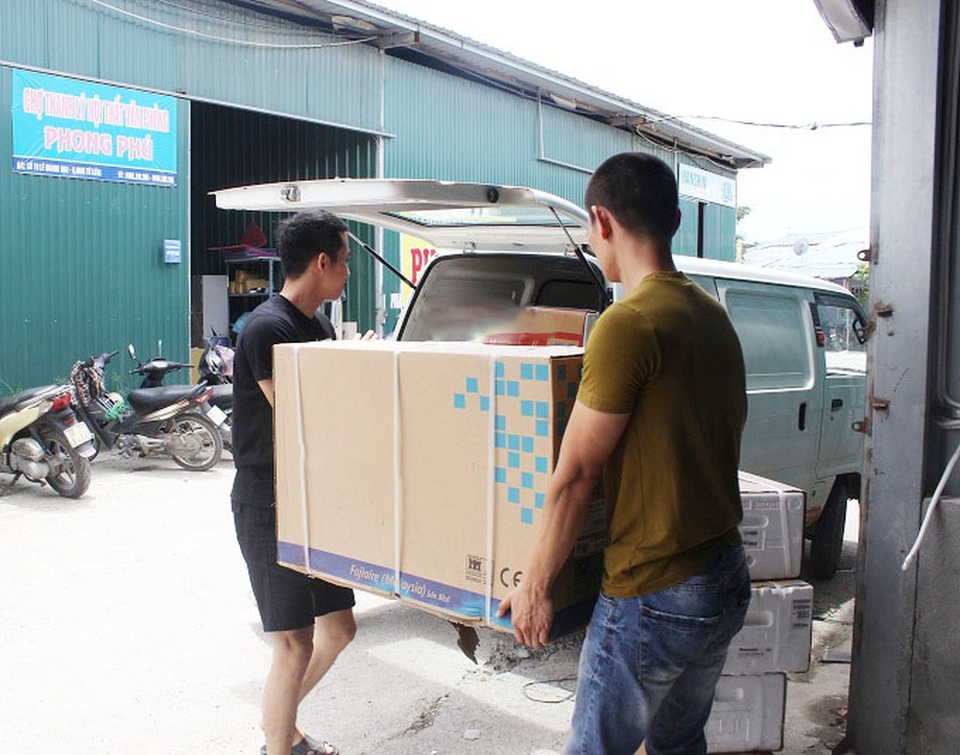 Người Hà Nội "săn" bóng râm trốn nắng nóng - 12
Gần một tuần qua, lượng điều hòa tiêu thụ tăng hơn hẳn so với đợt vừa rồi. Điều hòa cây công suất lớn, điều hòa gia đình tiêu thụ gấp 2-3 lần ngày thường, khoảng 140 chiếc, anh Việt - chủ một cửa hàng bán điều hoà gần sân vận động Quốc gia Mỹ Đình - nói.